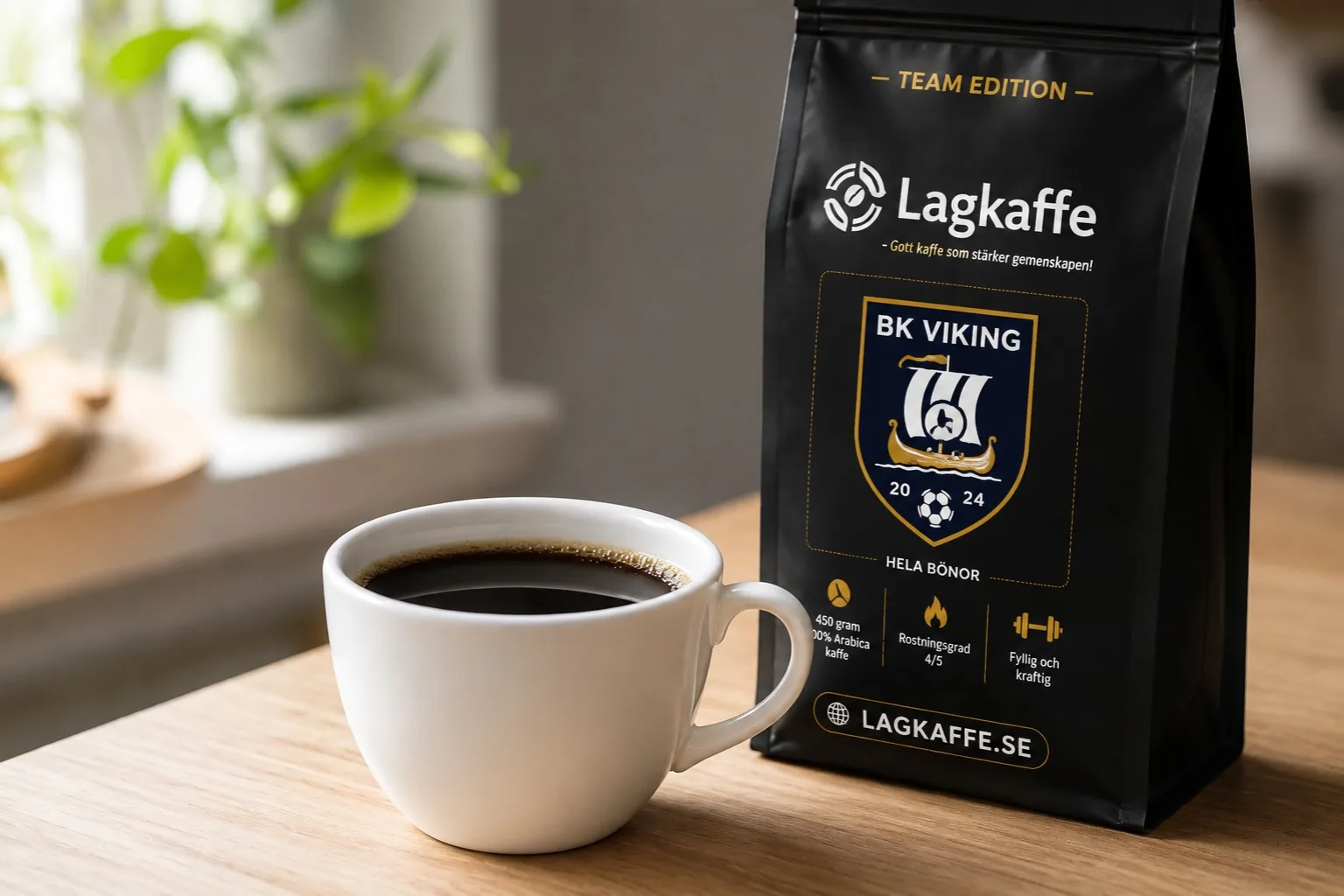Nybryggt svart kaffe i en vit kopp på ett ljust köksbord, med ett Lagkaffe-paket bakom