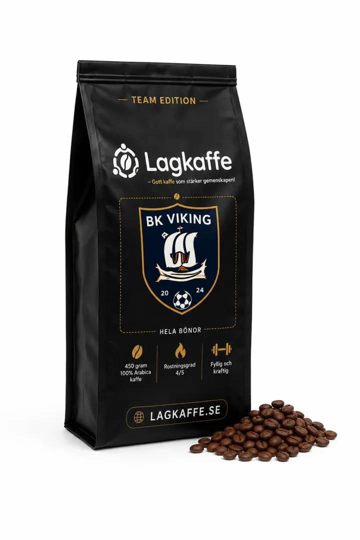 Svart Lagkaffe-paket i lagupplaga med ett klubbmärke på framsidan, märkt hela bönor, med rostade kaffebönor bredvid