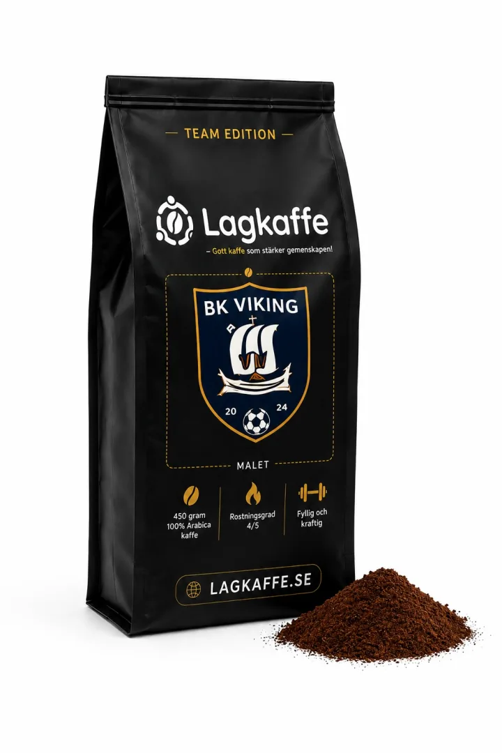 Svart Lagkaffe-paket i lagupplaga med ett klubbmärke på framsidan, märkt malet, med malet kaffe bredvid